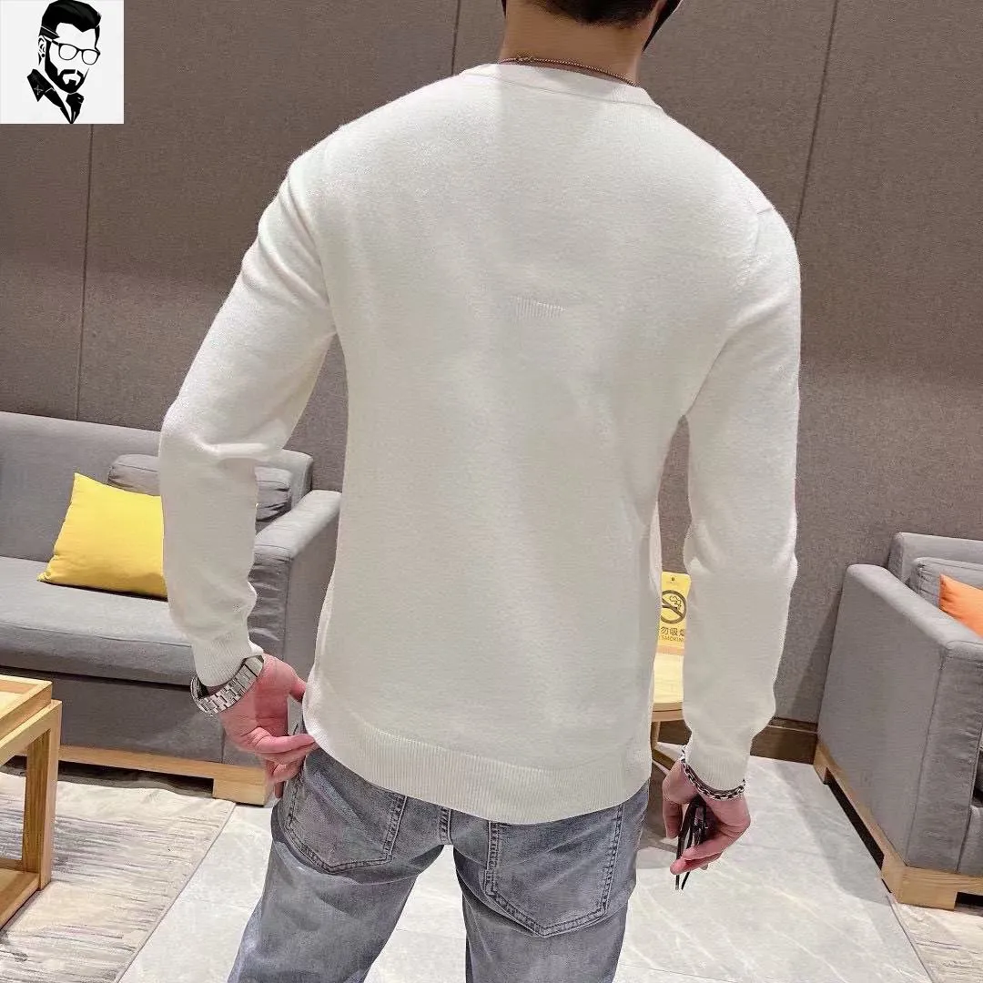 🅿️240 【LV Louis Vuitton】Autumn and winter classic round neck pullover sweater, in full condition! ! ! Wool blended fabric, the latest model in 2025, golden ratio! ! Slim-fitting soft gold, versatile and practical item, the combination and practicality are extremely powerful, simple and elegant, and classy! To create your own style, it is highly recommended to buy it in two colors. The standard slim fit tailoring process is suitable for both young and old men. It is knitted from wool and will not cause any discomfort! While keeping warm, it is stylish, textured and wearable, and the classic logo with contrasting colors on the chest feels in place! ! Recommended for regular customers! ! Size M-3XL (maximum wear: 190 pounds)